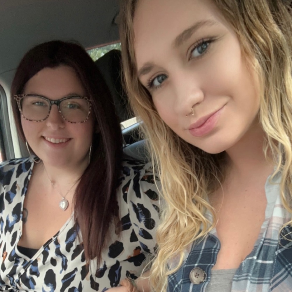 Meet your Poshers, Kenzie and Megan!